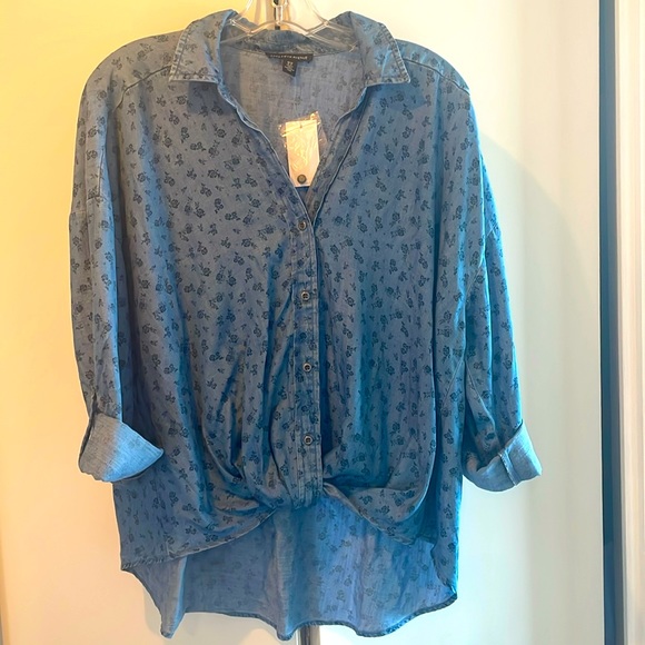 Twist front button down short. Worn only once. - Picture 1 of 3